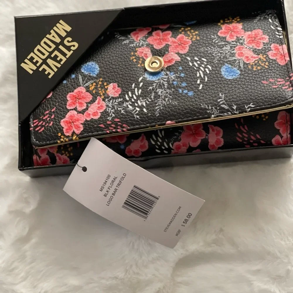 STEVE MADDEN LOGO BAR TRIFOLD WALLET IN GIFT BOX - Picture 9 of 16